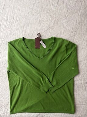 Mila Milano V-Neck Sweater in Leaf Green